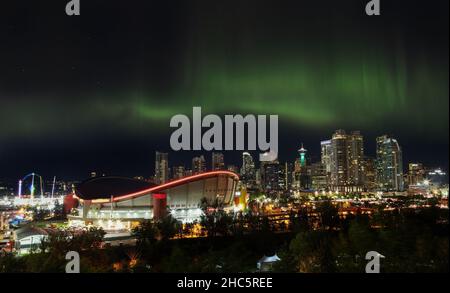 Panorama de la belle Aurora Borealis ou Nothern Lights dansant sur le ciel nocturne du centre-ville de Calgary, Alberta, Canada. Banque D'Images
