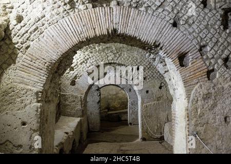 Gros plan d'arches sur les ruines souterraines d'un passage de rue dans l'ancienne Naples Banque D'Images