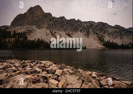 Vue monochrome sur les montagnes Sawtooth et le lac Alice depuis la rive Banque D'Images