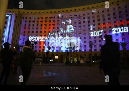 Le Caire.24th décembre 2021.La photo prise le 24 décembre 2021 montre la cartographie 3D du footballeur professionnel égyptien Mohamed Salah sur le bâtiment du complexe Tahrir au Caire, en Égypte.Le spectacle de cartographie qui s'est tenu vendredi soir a exposé quelques-unes des réalisations les plus remarquables de Mohamed Salah, telles que battre le record du football de l'Angleterre avec ses 100 buts, gagner la Ligue des Champions en 2019 et sa reconnaissance en tant que joueur de 1st en Afrique.Salah est un footballeur professionnel égyptien qui capitaine l'équipe nationale égyptienne et joue pour le Liverpool football Club.Credit: Ahmed Gomaa/Xinhua/Alamy Live News Banque D'Images