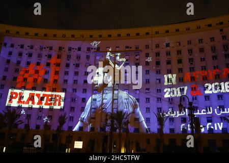 Le Caire.24th décembre 2021.La photo prise le 24 décembre 2021 montre la cartographie 3D du footballeur professionnel égyptien Mohamed Salah sur le bâtiment du complexe Tahrir au Caire, en Égypte.Le spectacle de cartographie qui s'est tenu vendredi soir a exposé quelques-unes des réalisations les plus remarquables de Mohamed Salah, telles que battre le record du football de l'Angleterre avec ses 100 buts, gagner la Ligue des Champions en 2019 et sa reconnaissance en tant que joueur de 1st en Afrique.Salah est un footballeur professionnel égyptien qui capitaine l'équipe nationale égyptienne et joue pour le Liverpool football Club.Credit: Ahmed Gomaa/Xinhua/Alamy Live News Banque D'Images