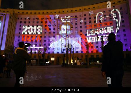 Le Caire.24th décembre 2021.La photo prise le 24 décembre 2021 montre la cartographie 3D du footballeur professionnel égyptien Mohamed Salah sur le bâtiment du complexe Tahrir au Caire, en Égypte.Le spectacle de cartographie qui s'est tenu vendredi soir a exposé quelques-unes des réalisations les plus remarquables de Mohamed Salah, telles que battre le record du football de l'Angleterre avec ses 100 buts, gagner la Ligue des Champions en 2019 et sa reconnaissance en tant que joueur de 1st en Afrique.Salah est un footballeur professionnel égyptien qui capitaine l'équipe nationale égyptienne et joue pour le Liverpool football Club.Credit: Ahmed Gomaa/Xinhua/Alamy Live News Banque D'Images