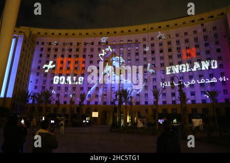 Le Caire.24th décembre 2021.La photo prise le 24 décembre 2021 montre la cartographie 3D du footballeur professionnel égyptien Mohamed Salah sur le bâtiment du complexe Tahrir au Caire, en Égypte.Le spectacle de cartographie qui s'est tenu vendredi soir a exposé quelques-unes des réalisations les plus remarquables de Mohamed Salah, telles que battre le record du football de l'Angleterre avec ses 100 buts, gagner la Ligue des Champions en 2019 et sa reconnaissance en tant que joueur de 1st en Afrique.Salah est un footballeur professionnel égyptien qui capitaine l'équipe nationale égyptienne et joue pour le Liverpool football Club.Credit: Ahmed Gomaa/Xinhua/Alamy Live News Banque D'Images