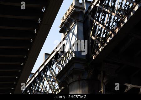 Photo à angle bas d'un vieux pont de chemin de fer victorien Banque D'Images