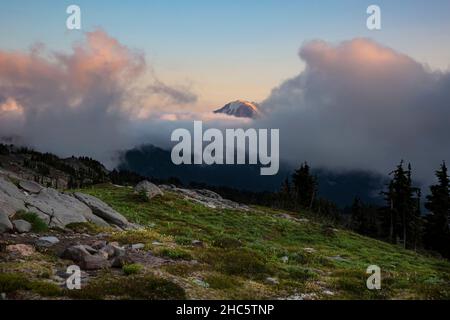 WA19919-00...WASHINGTON - brisant les nuages au-dessus du mont Adams au coucher du soleil près des Snowgrass Flats dans le Goat Rocks Wilderness. Banque D'Images