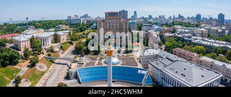 Vue aérienne de Kiev Ukraine au-dessus du monument de l'indépendance de Maidan Nezalezhnosti. Banque D'Images