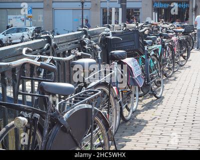 Vue sur les vélos garés sur le pont d'Amsterdam Banque D'Images