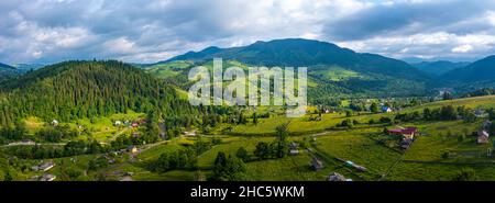 La campagne toscane collines, superbe vue aérienne au printemps. Banque D'Images