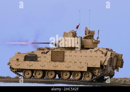 Boise, Idaho, États-Unis.15th décembre 2021.Les qualifications de Gunnery commencent au Centre d'entraînement au combat d'Orchard.Les soldats ont terminé cette semaine l'entraînement du Bradley Commanders course avec le Regional Training Institute (RTI) 204th de la Garde nationale de l'Armée de l'Idaho sur le terrain Gowen.Le cours est conçu pour former les officiers de garde active, de réserve et nationale et les officiers non commissionnés au combat critique M3 Bradley Fighting Vehicle Commander Skills.Des exercices sur le terrain ont été réalisés sur la toute nouvelle gamme 10, la Digital Air Ground Integrated Range (DAGIR), au centre d'entraînement au combat Orchard gro Banque D'Images