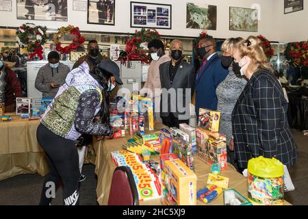 New York, États-Unis.24th décembre 2021.Le lieutenant-gouverneur Brian Benjamin (3rd de droite) participe à la distribution de jouets avec le révérend Al Sharpton (4th de droite) et le président de Manhattan Borough, Gale Brewer (1st de droite) au siège social du réseau national d'action le 24 décembre 2021, à la veille de Noël à New York.(Photo de Lev Radin/Sipa USA) crédit: SIPA USA/Alay Live News Banque D'Images