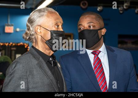 New York, États-Unis.24th décembre 2021.Le lieutenant-gouverneur Brian Benjamin participe à la distribution de jouets avec le révérend Al Sharpton au siège social du réseau national d'action le 24 décembre 2021, à New York, à la veille de Noël.(Photo de Lev Radin/Sipa USA) crédit: SIPA USA/Alay Live News Banque D'Images