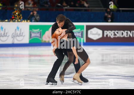 Saint-Pétersbourg, Russie.24th décembre 2021.Tiffani Zagorski (R) et Jonathan Guerreiro (L) de Russie participent à la danse sur glace, danse libre le deuxième jour des Rostecom Russian Nationals 2022 du patinage artistique au Palais sportif de Yubileyny à Saint Petersbourg.Note finale: 100,14 crédit: SOPA Images Limited/Alay Live News Banque D'Images