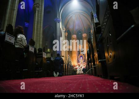 Istanbul, Turquie.24th décembre 2021.Les fidèles assistent à la messe de la veille de Noël à l'église Saint-Antuan.Crédit : SOPA Images Limited/Alamy Live News Banque D'Images