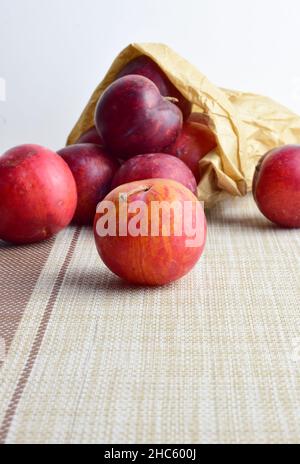 Grenaille verticale de pommes rouges éparpillées dans un sac Banque D'Images