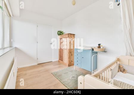 Chambre de bébé adorable avec petit lit de bébé en bois Banque D'Images