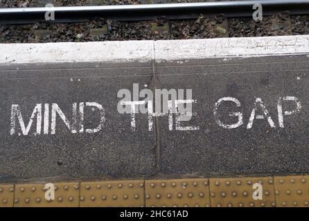 Vue de dessus du panneau « Ind the GAP » sur le sol à la gare de Londres Banque D'Images