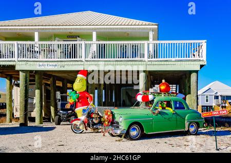 Une maison de plage présente des décorations de Noël sur le thème de Grinch, le 24 décembre 2021, à Dauphin Island, Alabama. Banque D'Images