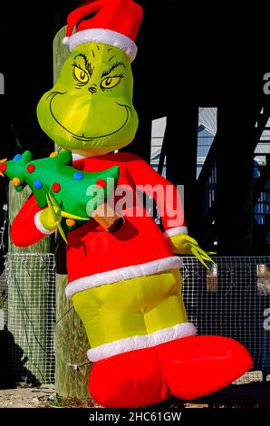 Une maison de plage présente des décorations de Noël sur le thème de Grinch, le 24 décembre 2021, à Dauphin Island, Alabama. Banque D'Images