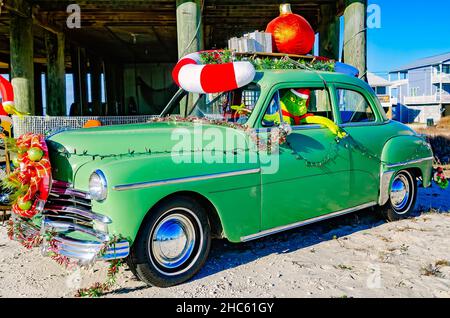 Une maison de plage présente des décorations de Noël sur le thème de Grinch, le 24 décembre 2021, à Dauphin Island, Alabama. Banque D'Images