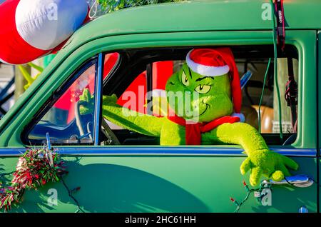 Une maison de plage présente des décorations de Noël sur le thème de Grinch, le 24 décembre 2021, à Dauphin Island, Alabama. Banque D'Images