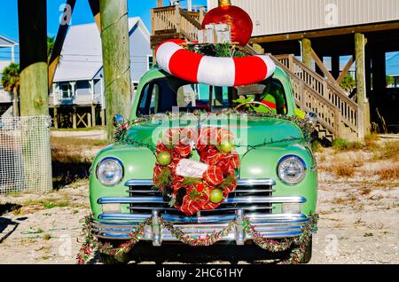 Une maison de plage présente des décorations de Noël sur le thème de Grinch, le 24 décembre 2021, à Dauphin Island, Alabama. Banque D'Images