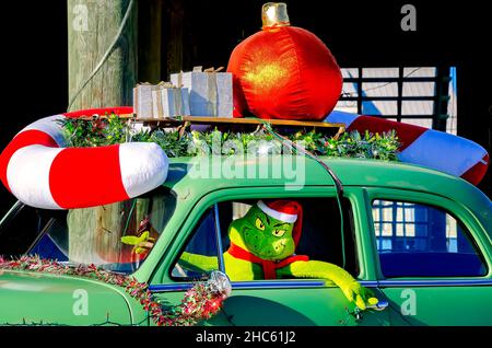 Une maison de plage présente des décorations de Noël sur le thème de Grinch, le 24 décembre 2021, à Dauphin Island, Alabama. Banque D'Images