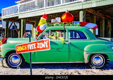 Une maison de plage présente des décorations de Noël sur le thème de Grinch, le 24 décembre 2021, à Dauphin Island, Alabama. Banque D'Images