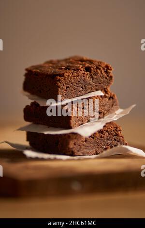 Gros plan de gâteau au chocolat avec couches Banque D'Images