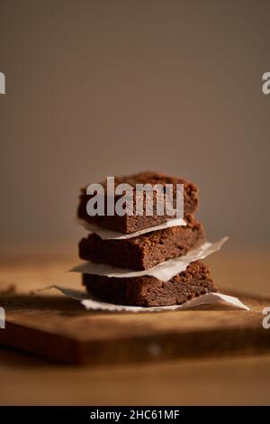 Gros plan de gâteau au chocolat avec couches Banque D'Images