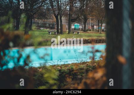 Piscine abandonnée en automne Banque D'Images
