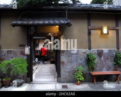 Ancien rétro maison en bois ancien japon ancien style ou ryokan maison hôtel de station sur la rue Hanamikoji de Gion pour les japonais et les étrangers t Banque D'Images