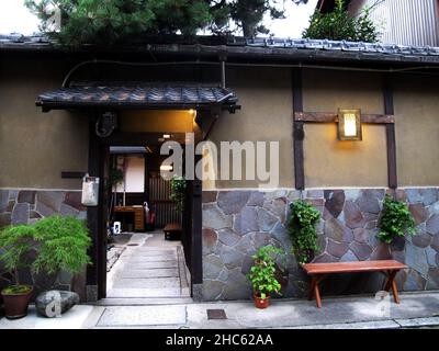 Ancien rétro maison en bois ancien japon ancien style ou ryokan maison hôtel de station sur la rue Hanamikoji de Gion pour les japonais et les étrangers t Banque D'Images