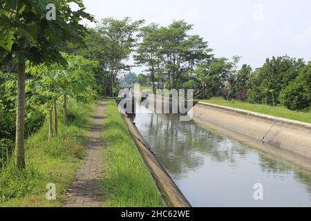 construction d'un canal d'eau qui sert à vidanger l'eau jusqu'à destination Banque D'Images