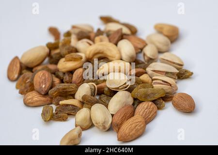 Mélange de fruits secs.Noix, amandes, graines, noix de cajou, raisins secs,arachide, bonne santé glucides et graisse. Banque D'Images