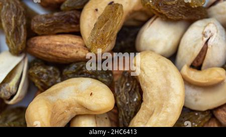 Mélange de fruits secs.Noix, amandes, graines, noix de cajou, raisins secs,arachide, bonne santé glucides et graisse. Banque D'Images