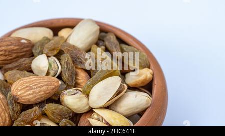 Pot de boue rempli de fruits secs Trail mix.Noix, amandes, graines, noix de cajou, raisins secs,arachide, bonne santé glucides et graisse. Banque D'Images