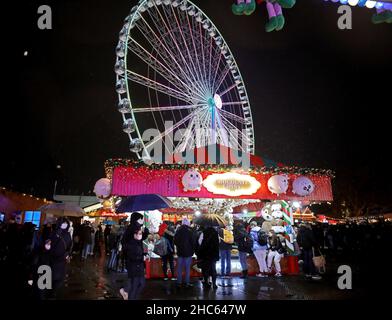 Londres, Grande-Bretagne.24th décembre 2021.Des personnes portant des masques de visage visitent Hyde Park Winter Wonderland le soir de Noël à Londres, en Grande-Bretagne, le 24 décembre 2021.La Grande-Bretagne a signalé 122 186 autres cas de coronavirus au cours de la dernière période de 24 heures, dépassant 120 000 cas quotidiens pour la première fois depuis le début de la pandémie, selon les chiffres officiels publiés vendredi.Crédit : Li Ying/Xinhua/Alay Live News Banque D'Images