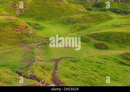 Fairy Glen sur l'île de Skye en Écosse.Des prairies verdoyantes avec des cercles en voyage.Petites collines avec chemins.Sentiers battus avec la terre en été.Quelques s Banque D'Images