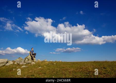 Un randonneur sur le Feldberg dans la Forêt Noire Banque D'Images