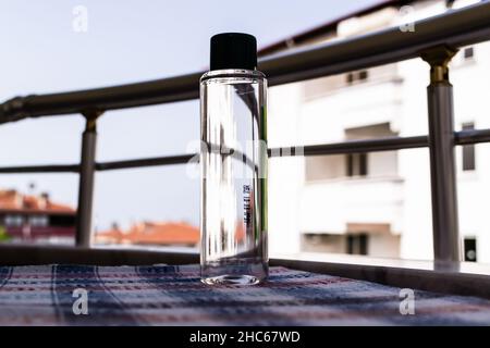 Gros plan d'une bouteille d'eau de sport en plastique transparent sur la table d'un balcon Banque D'Images