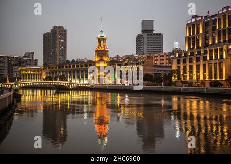 Le musée de la poste de Shanghai est illuminé par des lumières de nuit jaunes d'or, photographiées depuis le pont Waibaidu, Shanghai, Chine Banque D'Images