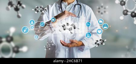Docteur tenant un atome de carbone dans le concept de la science et de l'innovation.Technologie médicale future et concept innovant.Supports mixtes Banque D'Images