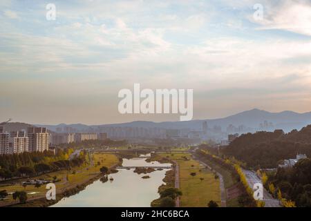 Vue panoramique sur le gratte-ciel du district de Yuseong et le parc au bord de la rivière ​in Daejeon, Corée Banque D'Images