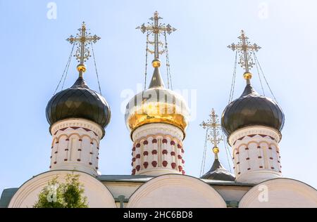 Dômes d'une église orthodoxe avec croix d'or contre le ciel Banque D'Images