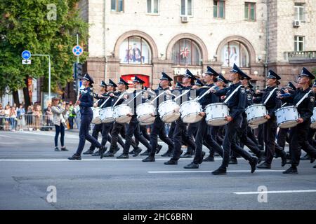 Ukraine, Kiev - 18 août 2021 : orchestre militaire féminin de tambours.Belles filles de police à la parade.Femme officier avec un tambour.Batteur en uniforme.Forces aériennes.Militaire ukrainien Banque D'Images