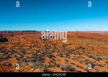 Scène hypnotisante du fond rocheux du canyon avec de l'herbe sauvage contre un ciel nuageux en Arizona, Etats-Unis Banque D'Images