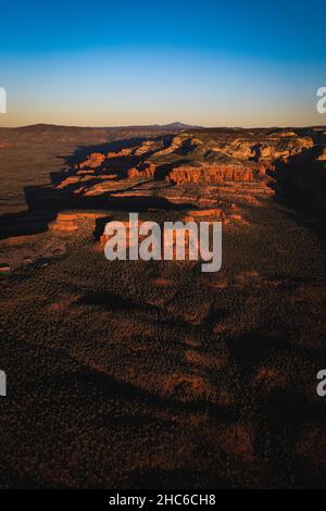 Scène hypnotisante du fond rocheux du canyon avec de l'herbe sauvage contre un ciel nuageux en Arizona, Etats-Unis Banque D'Images