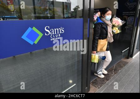 NANJING, CHINE - 25 DÉCEMBRE 2021 - Un client sort d'un magasin Sam's Club à Nanjing, dans la province de Jiangsu, en Chine orientale, le 25 décembre 2021.Walmart, The Banque D'Images