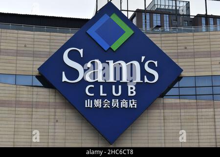 NANJING, CHINE - 25 DÉCEMBRE 2021 - Un magasin Sam's Club à Nanjing, dans la province de Jiangsu, en Chine orientale, 25 décembre 2021.Walmart, le détaillant américain, et sam's C. Banque D'Images