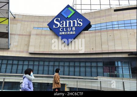 NANJING, CHINE - 25 DÉCEMBRE 2021 - des gens marchent devant un magasin Sam's Club à Nanjing, dans la province de Jiangsu, en Chine orientale, 25 décembre 2021.Walmart, The US reta Banque D'Images